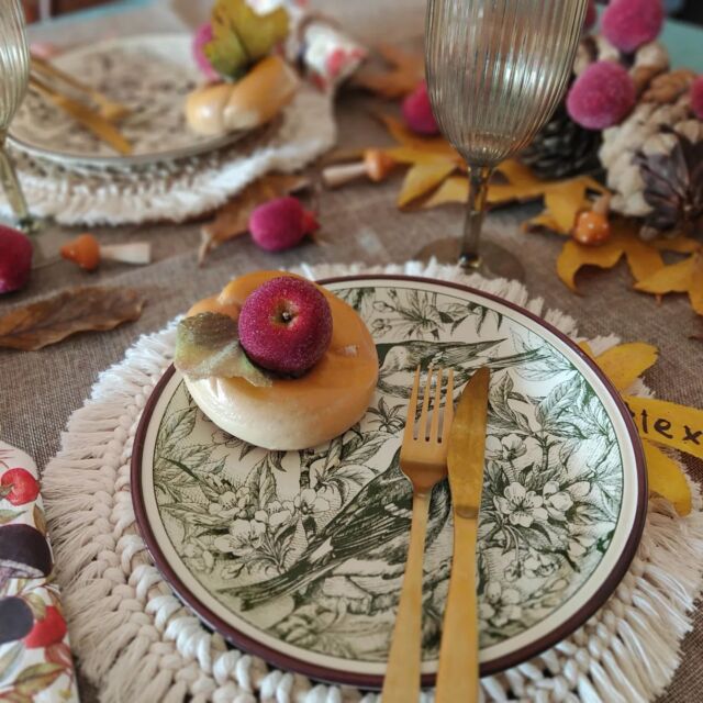 L'autunno in tavola. Foglie secche, funghetti, zucche, pigne come decorazioni. E poi i piatti raffiguranti volatili che portano il nome attribuito ad alcuni biscotti Pavesi: Fringuelli, Ciuffolotti, Codirossi e Cardellini, Cinciarelle, Usignoli. Sul retro di ogni piatto prodotto da Tognana il nome in latino e qualche breve notizia del volatile rappresentato. Erano gli anni '80... Ve li ricordate?! Li avete collezionati anche voi? In tavola * Sottopiatti intrecciati a mano @cactusdesign_it * Tovaglioli @tedi_slovenija #tognana #tavolaautunnale #miseenplaceautunno #biscottipavesi #autunnointavola #autumntablescape #autumnvibes🍁 #autumnmood #wawwlatable #apparecchiare #tavolacreativa