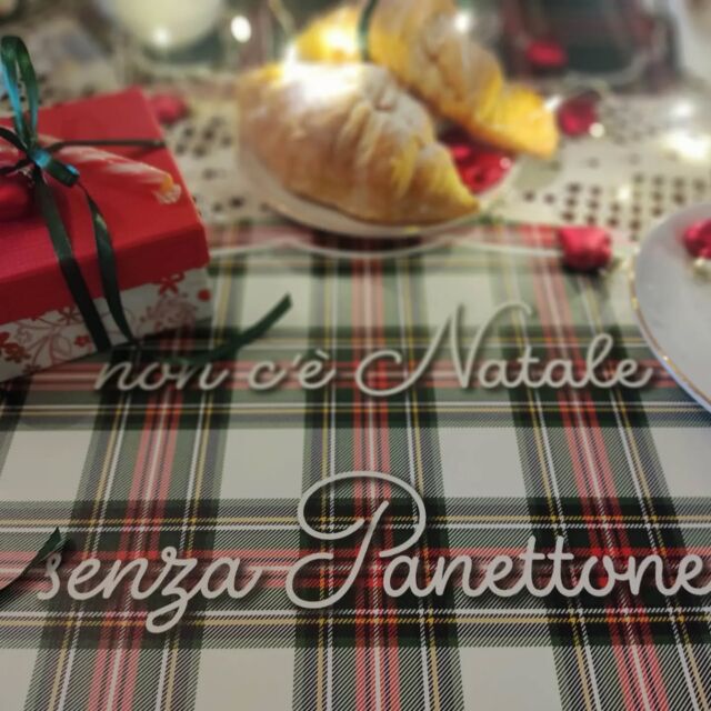Quando arriva dicembre è inevitabile non pensare al Natale ed essere travolti da un turbine di emozioni, profumi, colori e sapori che ci riportano ai tempi dell'infanzia. 🎄 Se anche per te la felicità è ritrovarsi a Natale, questa colazione è perfetta. Perché non rendere ogni mattina di dicembre un momento magico e prezioso per te e i tuoi familiari? 🎅🏻 Ecco la prima proposta, per la cui realizzazione sono stata ispirata dalle tovagliette XMas Edition in morbido vinile tartan di @arzilla_riccione. Trovo che il decoro scozzese (disponibile in bianco, verde e rosso) sia perfetto per creare un'atmosfera accogliente durante i pasti e arricchire la tavola di dicembre con un tocco tradizionale e festivo. E tu? Decora quindi con elementi dorati, bastoncini di zucchero, scatoline e il gioco è fatto. 🎁 Infine, se non fai parte del team panettone o preferisci attendere la Vigilia di Natale per mangiarlo, opta per fresche brioche da farcire con crema di nocciole. Come quella di @_noccioleria.martini_ , un'azienda coricora situata nel cuore delle Langhe, che produce prodotti a base di nocciole, dalla coltivazione alla raccolta e trasformazione in modo del tutto artigianale. A te piacciono le nocciole? Sono riuscita a farti venire un po' di acquolina? Ti aspetto domani per altri dettagli! Buon inizio di dicembre 🦌🎁🎄🎅🏻 #colazionenatalizia #tovaglietteamericane #nataleintavola #cremadinocciole #noccioleriamartini #xmasedition #natale #festenatalizie #produzioneartigianale #tartan #vinile