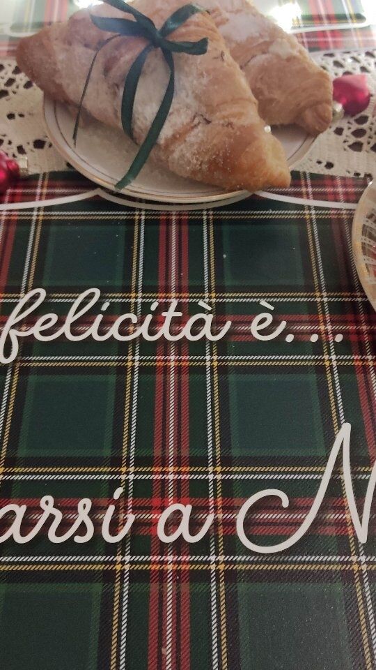 Le festività natalizie portano tanta gioia, ma possono anche generare un carico di stress e frenesia non indifferenti che impattano sulla salute mentale e fisica. Se a dicembre hai in programma diverse cene e feste con amici, colleghi e parenti - e sai che non ce la farai a lavare e stirare troppe tovaglie tutte merletti - perché, almeno nella quotidianità familiare, non utilizzi delle semplici ma graziose tovagliette? Come quelle di @arzilla_riccione, in vinile di alta qualità, che non sono solo belle ma anche pratiche. Quante volte, dopo mangiato, vorresti dare solo una rapida passata di spugna umida e via? Se poi parliamo di colazioni delle feste, coccola te e i tuoi cari con brioche o torte farcite di una particolare crema, quella di nocciole. Io ho scelto @_noccioleria.martini_, una piccola azienda nel cuore delle Langhe, che trasforma le nocciole in prodotti dal sapore unico... Ma di questo vi parlerò in un altro post! Nel frattempo, se sei curiosa di sapere come nasce una tovaglietta Arzilla, leggi l'articolo sul mio sito www.atelierdellatavola.it In tavola: * Stella in resina rossa e verde di @lorussocandida #vinilediqualità #arzillariccione #tovaglietteamericane #tovagliettevinile #designitaliano #nataleintavola #colazione #cremadinocciole #resina #noccioleria