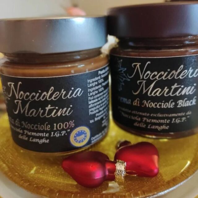 Durante le festività natalizie non c'è niente di meglio che una lenta colazione in famiglia. Perché corriamo tutto l'anno, almeno a dicembre prendiamocela con calma! Raccontami la tua colazione di Natale. Cosa metti in tavola? Sulla mia: * Creme alla nocciola @_noccioleria.martini_ * Tovagliette in vinile tartan @arzilla_riccione * Cuoricini @coincasa